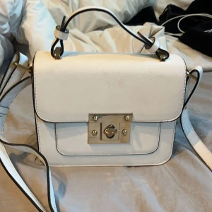 En superfin vit väska  - Använd mycke förr men bra skick köpt massa nya väskor så behöver den inte längre 