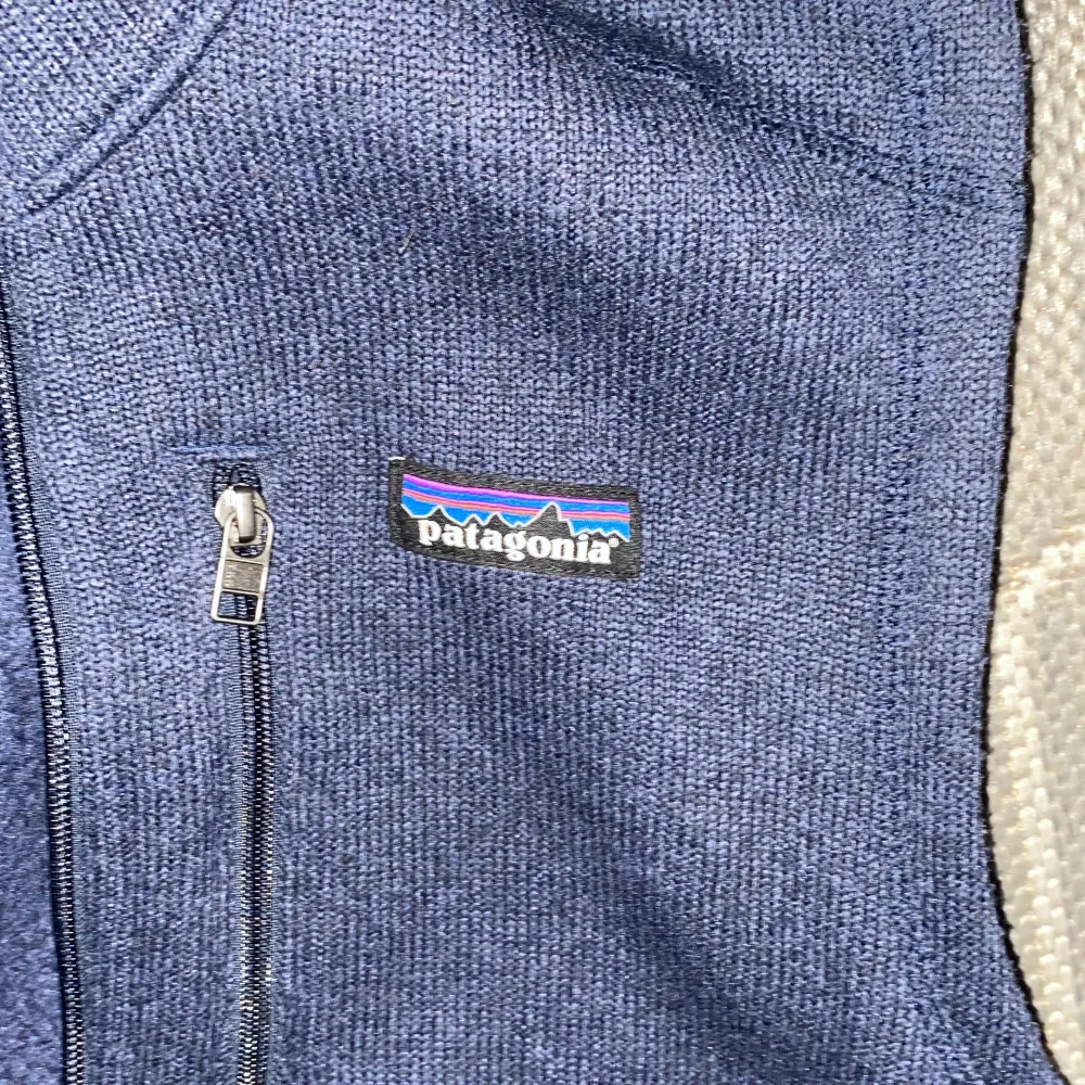 Säljer denna patagonia vest. Bra skick använd vid få tillfällen inga skador och har behandlads bra!.perfekt till hösten och en skön vardags vest.. Jackor.