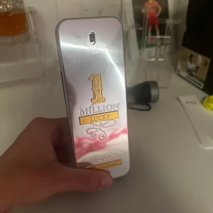 One million lucky ( Dicontinued!)🍀 - Säljer en mycket fin doft, One million lucky 🍀 (Som dessutom inte produceras längre). Storleken på flaskan är 200 ml, bedöm mängd kvar själv. Priset är inte hugget i sten och går att pruta ner. Flaskan har en liten defekt, framsidan sitter lite löst.