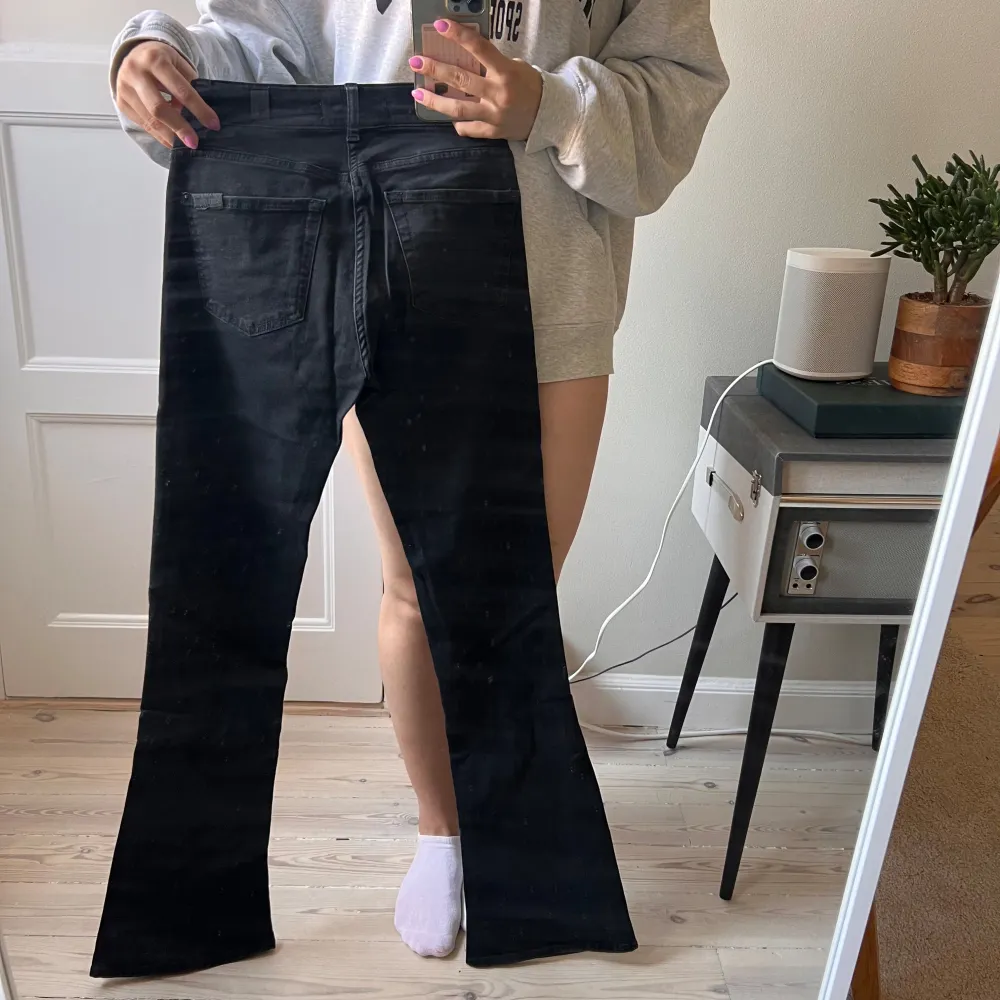 Säljer mammas gamla 7 jeans i fint skick. Högkvalitativa och bra material. Fler bilder och mått skickas vid förfrågan🖤. Jeans & Byxor.