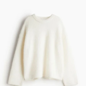 Mohair tröja HM - Slutsåld tröja från hm, nypris är 699 och den är endast använd 1 gång!