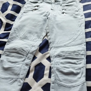 Ljusa jeans med dragkedjedetaljer - Säljer ett par ljusa jeans med coola dragkedjedetaljer framtill. De har en slim passform. Byxorna har också snygga sömmar vid knäna som ger dem en unik touch.Skinny jeans bundle är 50kr (för alla skinny jeans)