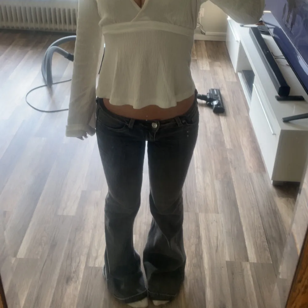 säljer dessa jätte snygga gråa lowwaist jeans!💖 storlek 32, sitter jätte bra❣️ nästan helt oanvända💕 skriv om du har några frågor. Jeans & Byxor.