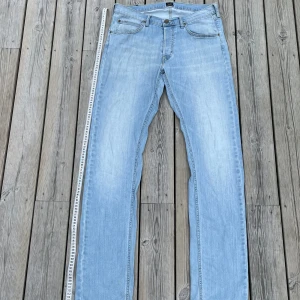 Lee jeans straight fit - Ett par tvärsnygga jeans från Lee med straight fit passform. Ljusblåa och väldigt fin blekning/fading på dessa! Måtten syns i bild men om du har några frågor är det bara att skriva!😊