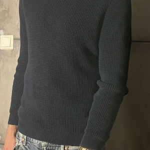 Massimo dutti  - En skön tjock tröja för vintern, den sitter bra men funkar för M blir lite oversize, pris kan diskuteras‼️‼️ Modell 188 Storlek L Skick 8/10