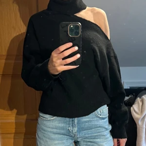 Tröja med cut out - tröja med vit out