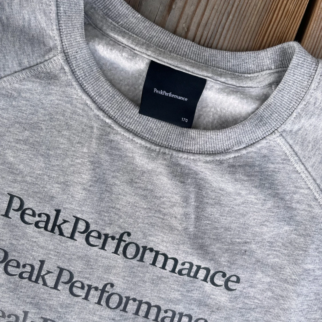 Grå sweatshirt från Peak Performance