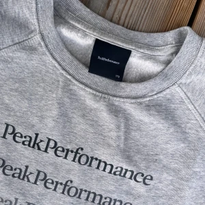 Grå sweatshirt från Peak Performance - Säljer en stilren och bekväm grå sweatshirt från Peak Performance. Tröjan är hel, ren och fräsch 👍🏻stl 170