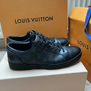Louis Vuitton skor - Tjena,säljer nu dessa Louis Vuitton skor i storlek 44-allt og inklusive kvitto medföljer	,köptes i Köpenhamn för 5500kr