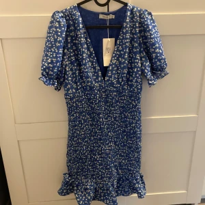 Fin klänning - En jättefin blå klänning i storlek M, aldrig använd utan bara testad och den är för kort för mig som är 172, men om du är lite kortare så sitter den jättebra🌸
