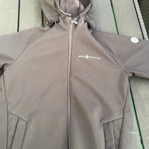 En SAIL RACING Höst/Vår jacka  pris kan diskuteras  - Strl-160 Färg-svart Märke-SAIL Racing Material-Softshell. Tveka inte att höra av er kring frågor, priset kan diskuteras. Jacka kommer tvättas innan fraktning