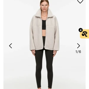 Arket - Säljer min jätte populära jacka från arket i jätte bra skick!  