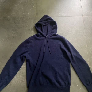 Kashmir hoodie  - En riktigt fet och skön Kashmir hoodie från Calmire i väldigt bra skick ✅| Hoodien är perfekt nu till hösten🍂| hör av er vid mer frågor eller bilder❗️
