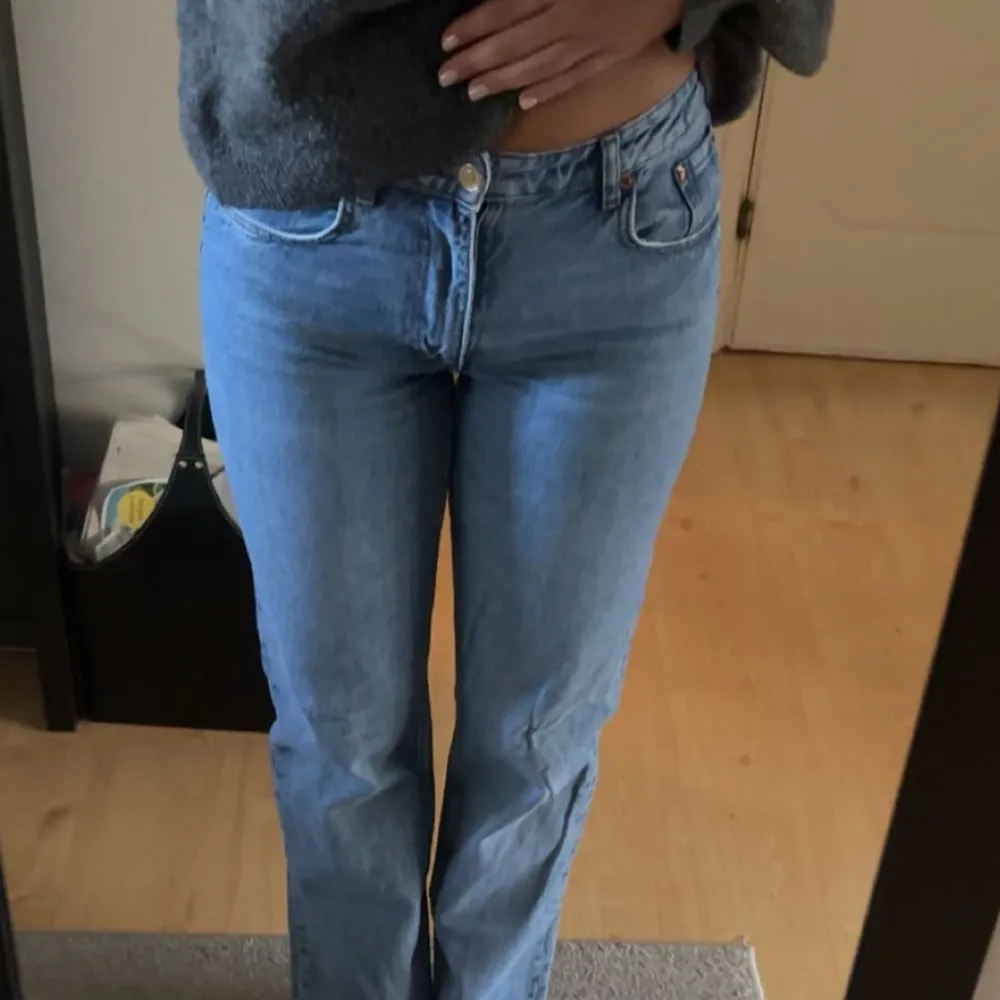 Snygga blåa midrise jeans som passar bra till allt. Sitter jättebra i rumpan och är sköna att ha på sig! Säljer för de inte kommer till användning längre. 💙✨ . Jeans & Byxor.