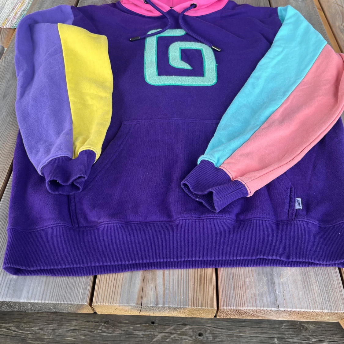 Färgglad hoodie från Jschlatt - 92