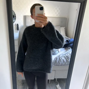  mohair stickad tröja - Säljer denna fina stickade tröja då jag vill ha större storlek. Knappt använd. !!NU HAR JAG VÄLDIGT MÅNGA INTRESSERADE, så skriv privat till mig och buda.❤️