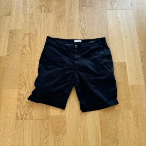 Svarta shorts från GANT - Säljer ett par stilrena svarta shorts från Selected. Pris kan diskuteras, hör av er vid frågor 