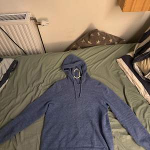 Tjena säljer en riktigt snygg Kashmir hoodie. Skick 9/10 inte använd så mycket. Nypris cirka 1400 mitt pris 699