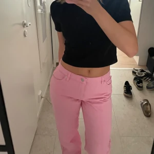 Raka Jeans - Rosa jeans från Amalie Star X Nakd, slutsålda. Storlek 36, raka midrise jeans. Använda en del och tex märket där bak är rätt slitet samt lite fläckar längst ner på byxorna då de är en aning långa på mig som är 164cm. Övrigt i bra skick! 
