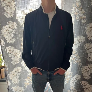 Ralph lauren windbreaker - Tja! Säljer nu denna sjukt snygga Ralph lauren skjorta i storlek XL i barn men sitter som en S eller stor XS. Skicket är 9,10, använd fåtal gånger och inga tydliga deffekter. Nypriset ligger på 2199 kr. Vid fler frågor/bilder är det bara att skriva!