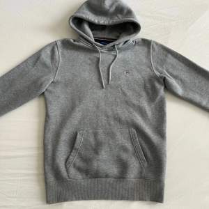 Säljer min hoodie från GANT. Skön hösttröja och kostar egentligen 1400kr på GANT hemsidan. 10/10 skick, som ny. GRATTIS FRAKT