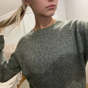 mörkgrön stickad tröja  - jättefin mörkgrön stickad tröja i storlek xs