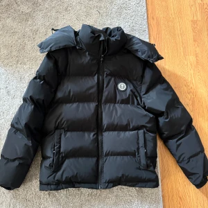 Trapstar vinterjacka  - Säljer nu min trapstar vinterjacka som är i riktigt bra skick endast använd 1 gång