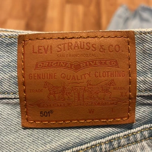 Levis 501 W30 L30 - Säljer ett par fina ljusblå Levi’s 501or som är snålt använda och är inprincip i nyskick. Dom är W30 L30. Priset är inte hugget i sten, hör gärna av dig vid minsta fundering😁😁
