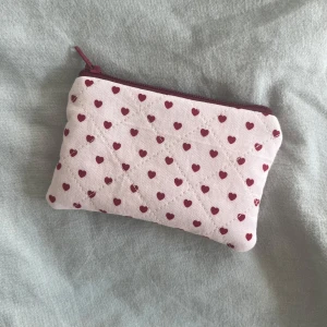 Mini-pouch - En jättegullig liten pouch som är perfekt att ha i väskan och lägga kort, nycklar eller andra småsaker i.  Pouchen är egensydd.  Måtten är cirka: 11,5cmx7,5cm