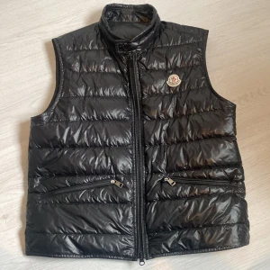 Monclare väst - Storlek 2 Skick 9/10 knappt använda, inga skador. Säljer den för att den inte längre passar min stil.