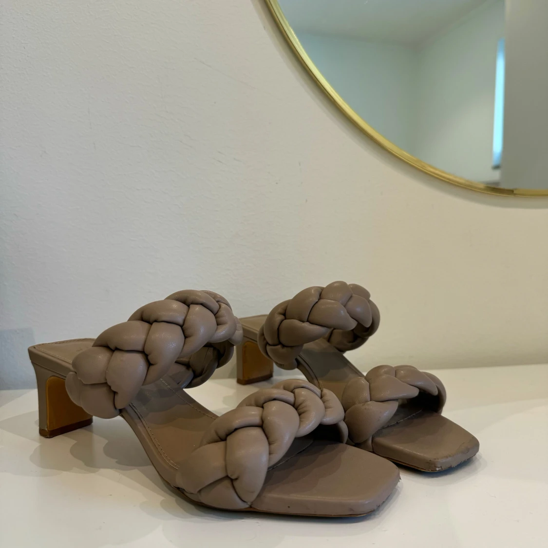 H&M - beige flätade sandaletter/klackskor