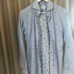 Eton skjorta banan print - Eton skjorta med banan print. Strl 39 och slimfit. Använd 2 ggr. Nypris 1599,- 