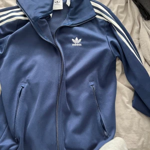 Adidas zip up - Adidas zip up perfekt för träning! varm och skön