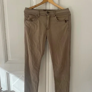 Chinos ifrån Sand  - Bra vardagliga chinos, som nu är för små för mig. Skick på dessa 9/10 inga slitningar på den. 