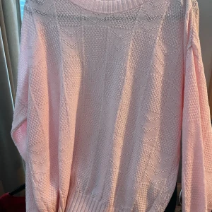 Rosta stickad tröja - 💖Köpt på beyond retro för 200kr. Ingen aning var den kommer från eller material då alla lappar var avklippta när jag köpte den✌️. Den har inte tecken på slitage. Säljer då jag inte behöver den längre. Jättebra för sommarkvällar eller höst.💖