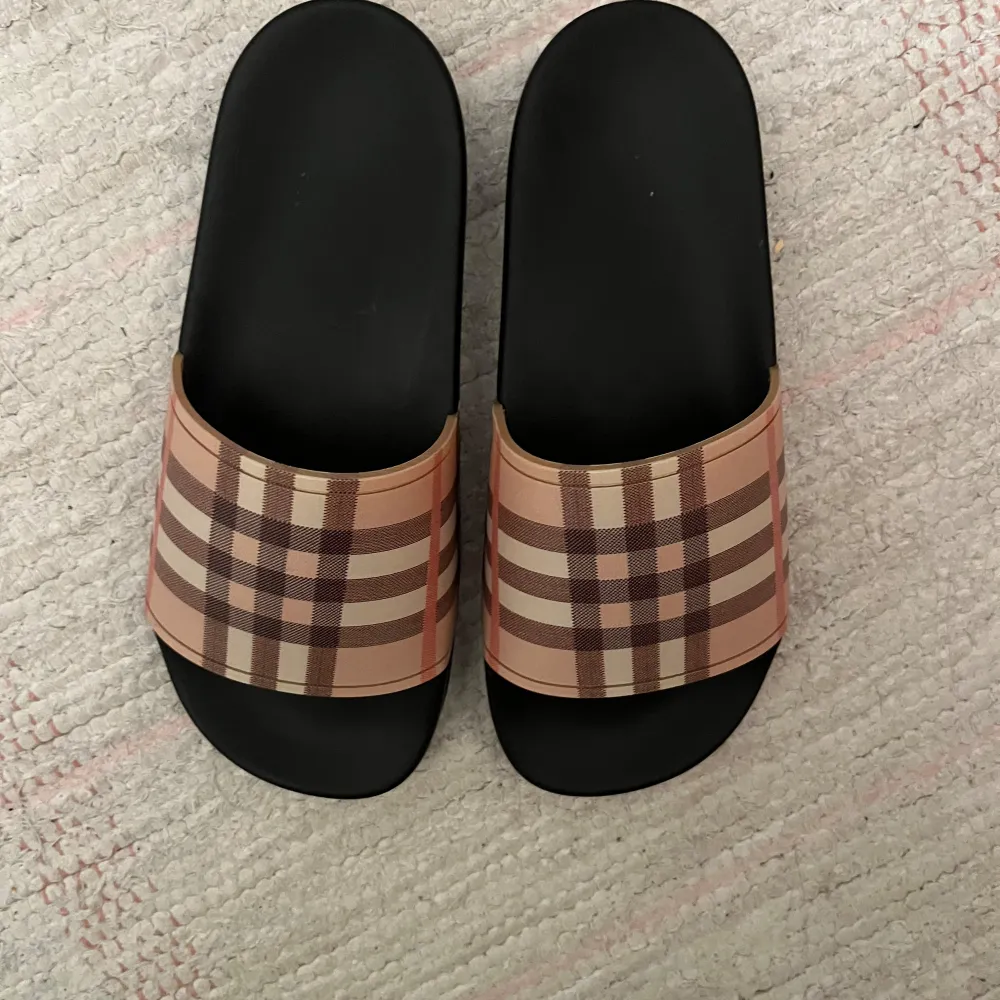 Burberry tofflor storlek 38.helt nya. Skor.