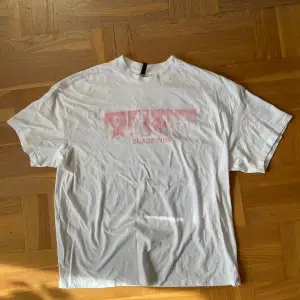 Blackpink t-shirt från H&M. Lappen säger storlek S men skulle säga att den är ungefär M-L. Har en liten fläck på framsidan, se bild 3