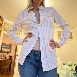 randig skjorta - Fin randig skjorta från Givenchy x H&M. Storlek 40 men uppskattar att den passar S-M. Är vit med vinröda ränder, i fint skick 🤍