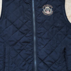 Lexington väst - En mörkbå väst från lexington. Storlek small. Väldigt bra skick 10/10. Västen är dammig men går att få bort det. Pris kan diskuteras