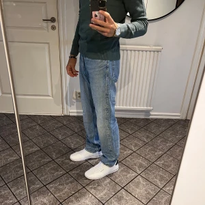 Blå jeans - Säljer dessa snygga jeans från H&M. Det är i mycket bra skick och i storlek 29/32. Nypris på jeansen är 400kr. Kom gärna med prisförslag!!