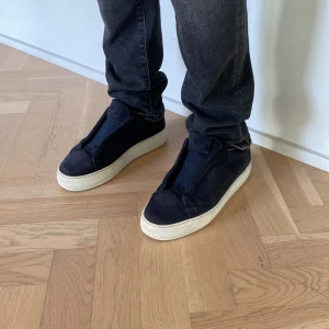 Axel Arigato clean 360 laceless - Nypris:2500 Skick: Använda har knappast några defekter  Färg:Navy Priset kan diskuteras vid snabbaffär Dustbag och box ingår  