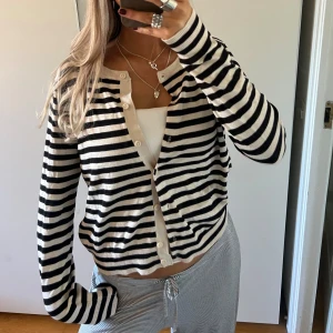 Randig kofta  - Storlek M🖤🫧