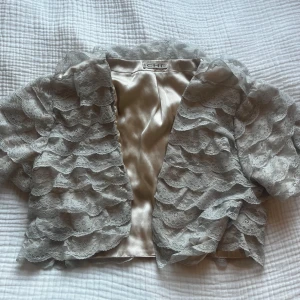 Super fin bolero - Jättefin volang och guldig bolero!! Köpt här på plick❤️