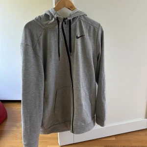 Nike Kofta - Säljer en Nike kofta som är knappast använd på grund av fel storlek. Jättebra skick och är användbar för träning. För flera frågor så är det bara att kontakta. 