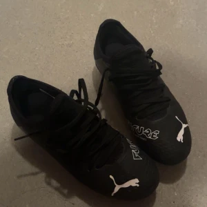Fotbollsskor - Svarta PUMA fotbollskor, för gräs och konstgräs, lätt yttersula med bra grepp, Helt nya