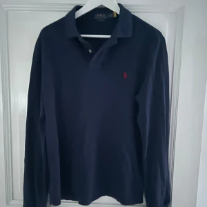 Ralph Lauren pike - Säljer denna knappt använda Ralph Lauren pike! Köpt för 1595kr men säljes för endast 499kr. Piken är i storleken M 