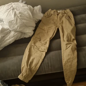 Cargos - Stolek 11-12 50kr