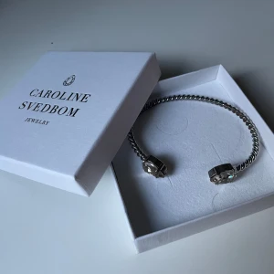 Caroline Svedbom armband - Säljer mitt Caroline svedbom armband som är i silver och stenen är färgen crystal🥰 Säljer pga att jag inte använder silversmycken längre💍 Armbandet är inte så flitigt använt och därmed inga defekter💋