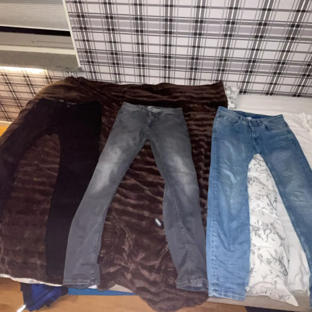 Sköna slim jeans för bra pris 3 för 500 kr pris kan diskuteras vid snabbt köp!👌 passar dem som är under 173 eller folk som e smalare som e 173. Jeans & Byxor.