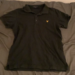 Lyle and scott  - Lyle and scott pike. Hel svart och gult märke.